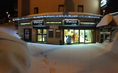 la neige au petit matin devant le magasin Sherpa de Valmeinier